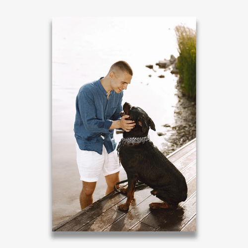 Foto Poster: Mann mit großem schwarzem Hund am Steg, ungerahmt